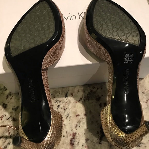 Gold/ metallic metallic like heel / sandals - Picture 6 of 8